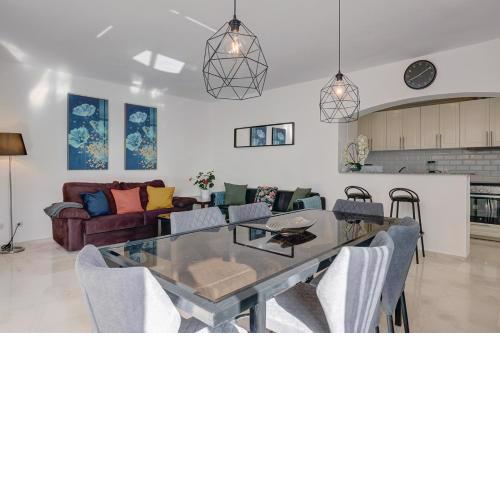 056 Luxurious Golf Paradise with Outdoor Dining & BBQ