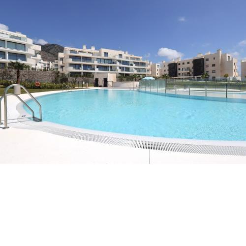 092 - Ultra Modern, Spacious Apartment With Private Garden & BBQ