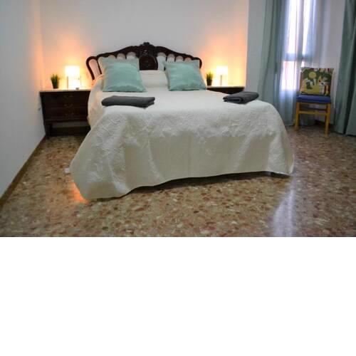 1 bedroom Apartment with Gallery Balcony Free Netflix, air conditioning