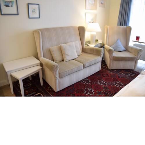 1-Zimmer-Appartement mit Einbauschränken und Doppelschrankbett