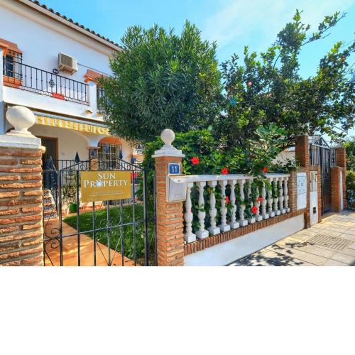 11 AZAHARES, ADOSADO CON PLAYA, PISCINA y TERRAZAS