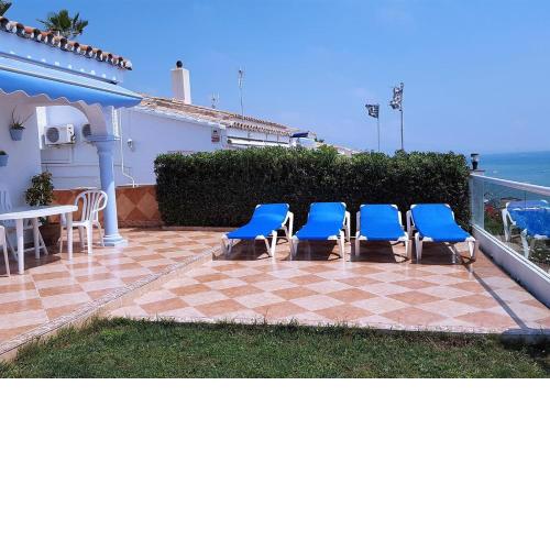 11 House in front of the sea