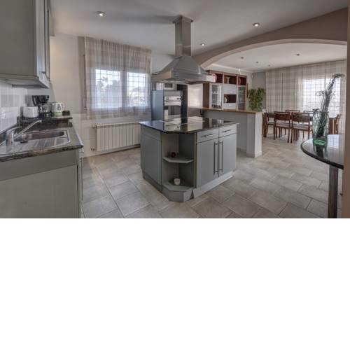 160717 - Gran casa en Lloret de 9 Pers 5 dormitorios con terraza y piscina privada.