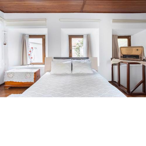 18th Century Renovated Central Stone House, Terrace, Free Fast Wi-Fi