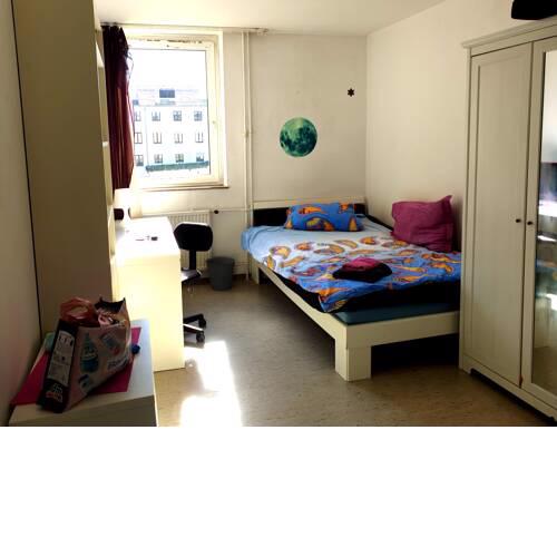 1A GREAT LOCATION NEXT TO CITY CENTER with full equipped kitchen, fast wifi, private car park, 1min to tram station, smart TV and more