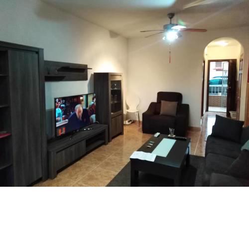 2 Bed Apartment, 1min walk to Sea/Bars