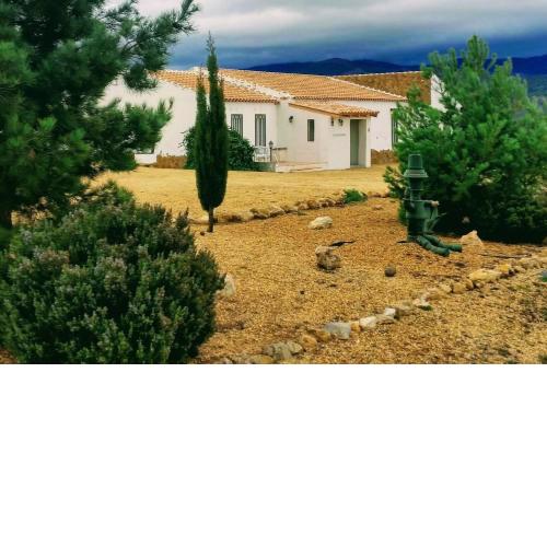 2-Bed Villa with pool garden & parking near Seron