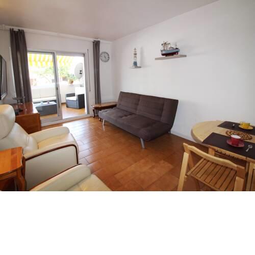 2 bedroom apartment within walking distance to the beach