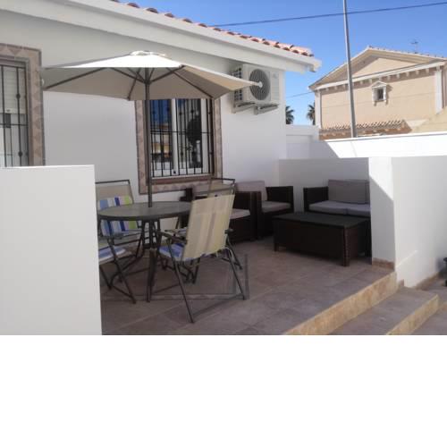 2 bedroom newly renovated bungalow close to bars & restaurants