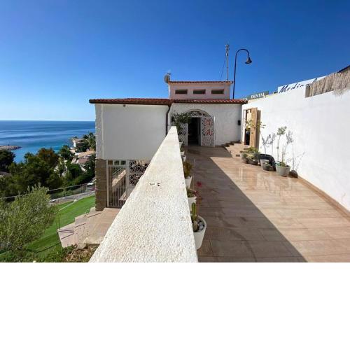 2 bedrooms house at Alicante 100 m away from the beach with sea view and furnished terrace
