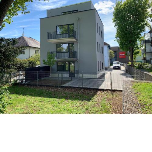 2-room penthouse in a class of its own, near the A66 motorway and various bus stops, S-Bahn/tram