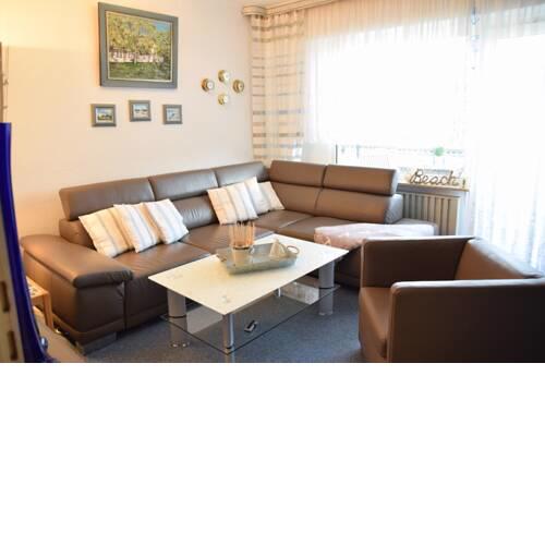 2-Zimmer-Appartement im 1. Obergeschoss mit Hallenschwimmbad und Sauna.