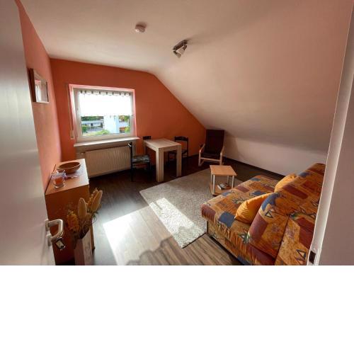 2-Zimmer Appartement im DG eines Zweifamilienhauses