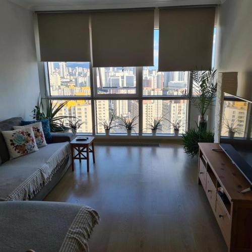 24th Floor 1-Bedroom Apartment in Istanbul