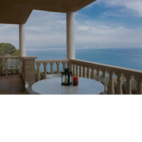 3 bedroom apartment in Aiguafreda, Begur. Stunning sea views and terrace (Ref:H25)