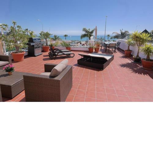 3 bedroom beach frontline apartment with parking