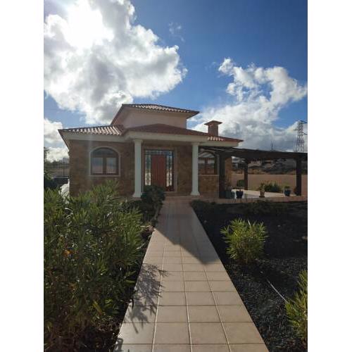 3 Bedroom Villa with private solar heated covered 12mx6m and Wi-Fi
