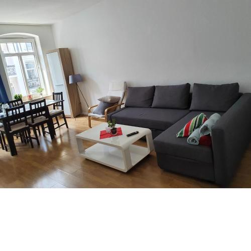 3 Zimmer Altbau Wohnung mit Balkon in OG3 rechts