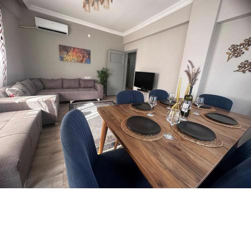 300 meters to Konyaaltı beach 2+1 large and spacious apartment