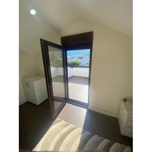 3+1 HAVUZLU LÜX EŞYALI DENİZE 1 KM YAKIN DAİRE