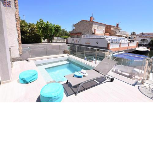 392- casa al canal con amarre y jacuzzi