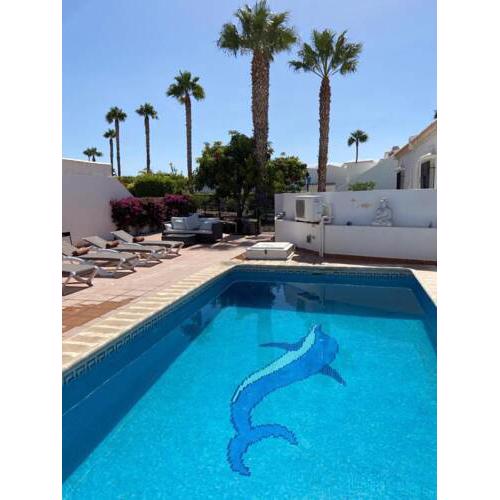 4-Bed Bungalow with private pool & parking