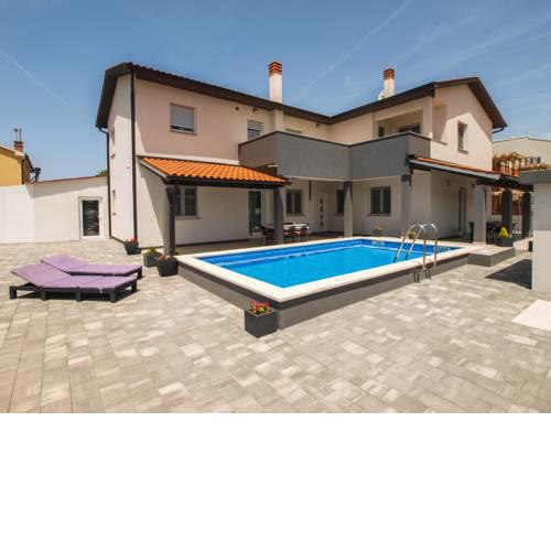 4 Stars Apartments-Pikula
