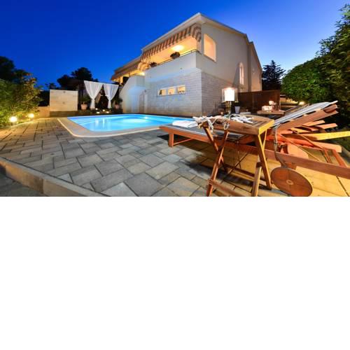 4* Villa Carina with heated pool