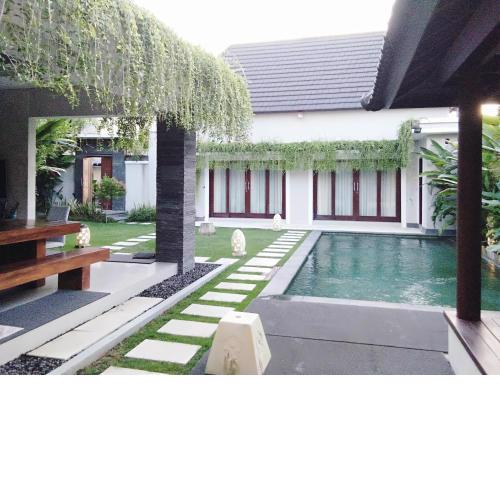 5 Bedroom Family Villa at center line Bali