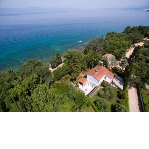 5 bedroom holiday home by the sea in Njivice