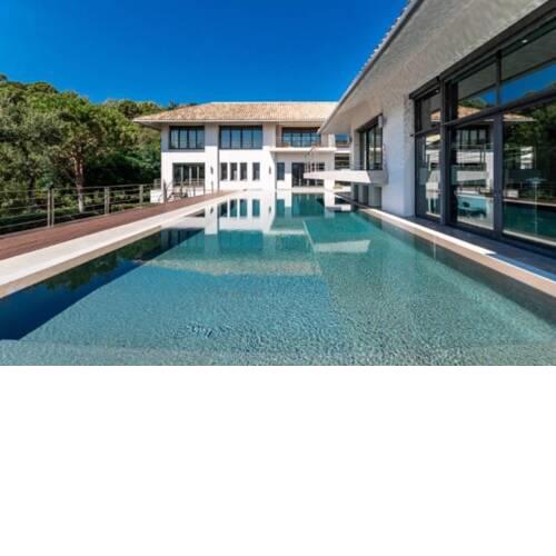 5 Star Rated Mansion - Sea Breeze / Own Pool / Modern 4 bedrooms