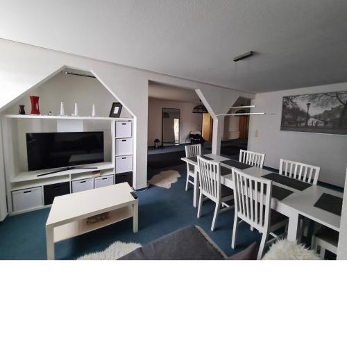 6 bedroom Private APARTMENT & Lounge