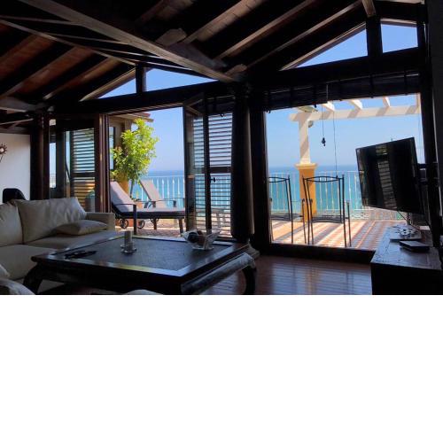 7 rooms apt (bali style) in center beach:250 mtrs.