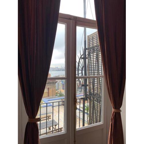 A Historical Galata Flat w Bosphorus View