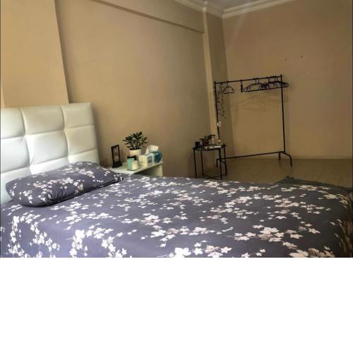 A room which close to the centre of Istanbul , 10 minutes to metro