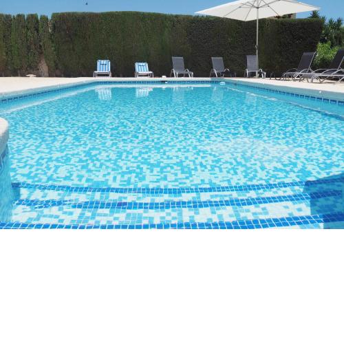 A un paso del centro comercios y playa villa con vistas y piscina privada