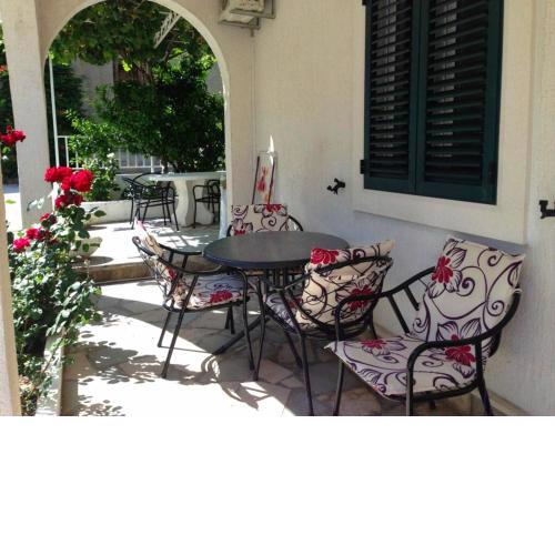 A1 - apt w patio just 3 min walking to the beach
