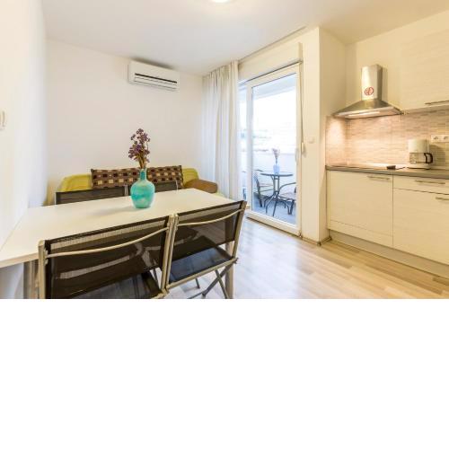 A1 - spacious apt with the sea view & use of pool
