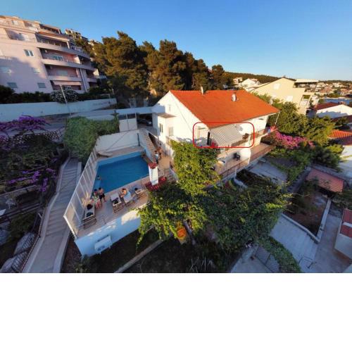 A1-apt w shared pool & balcony next to the beach