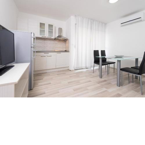 A4 - spacious apt with the sea view & use of pool