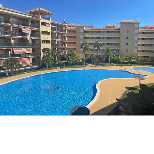 Acogedor apartamento con terraza y piscina en Canet