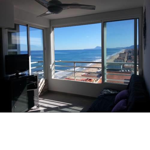 Acogedor apartamento con vistas al mar.