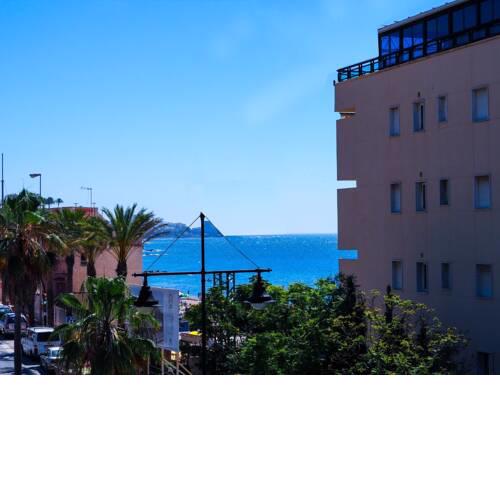 Acogedor Apartamento en la playa con terraza de vistas al mar.