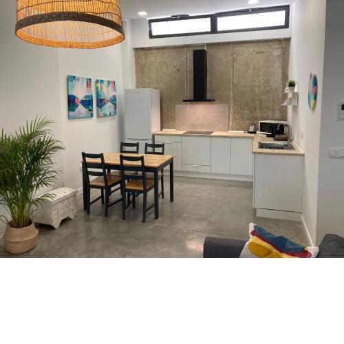 Acogedor apartamento en semisótano con patio y cerca de la Plaza de España