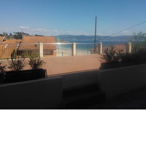 adosado con jardín y gran terraza a la playa de canelas-sanxenxo