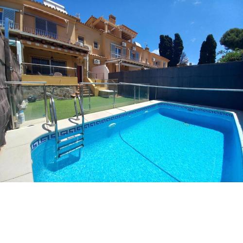 Adosado con piscina y vistas al mar.