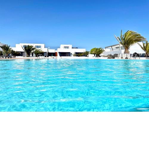Adosado con Wfi, terraza, piscina y bonita vista en Puerto Calero