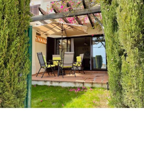 Adosado de estilo Mediterráneo, con jardín y vistas