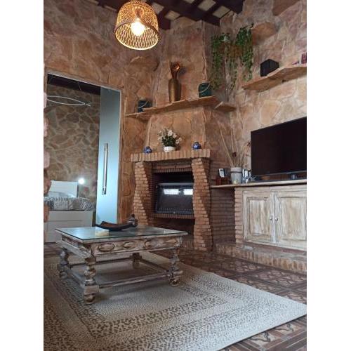 Agradable casa rùstica con chimenea,patio,terraza.
