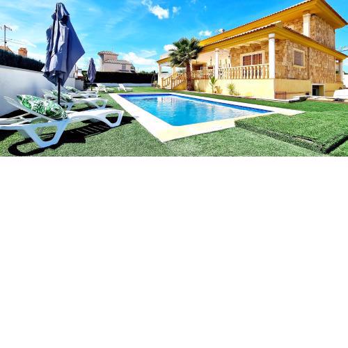 Agradable Villa con Piscina y BBQ.